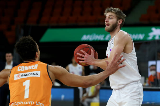 武磊替补的 武磊替补的